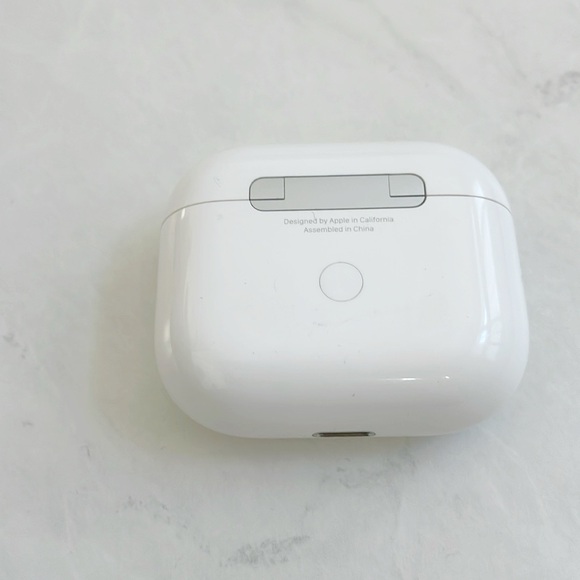 Apple AirPods 3th Gen Magsafe Charging Case_ Model A2566 - Picture 3 of 3